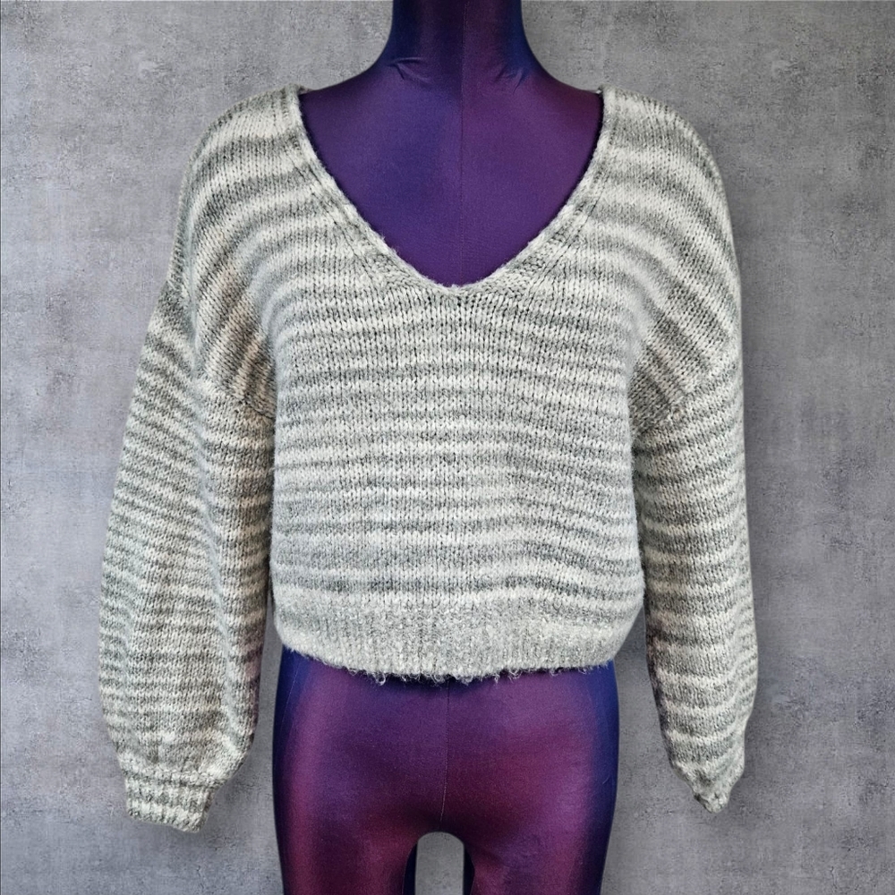 Urban Outfitters Lyra Gray & White Cropped Chunky Knit Sweater Size Small P21